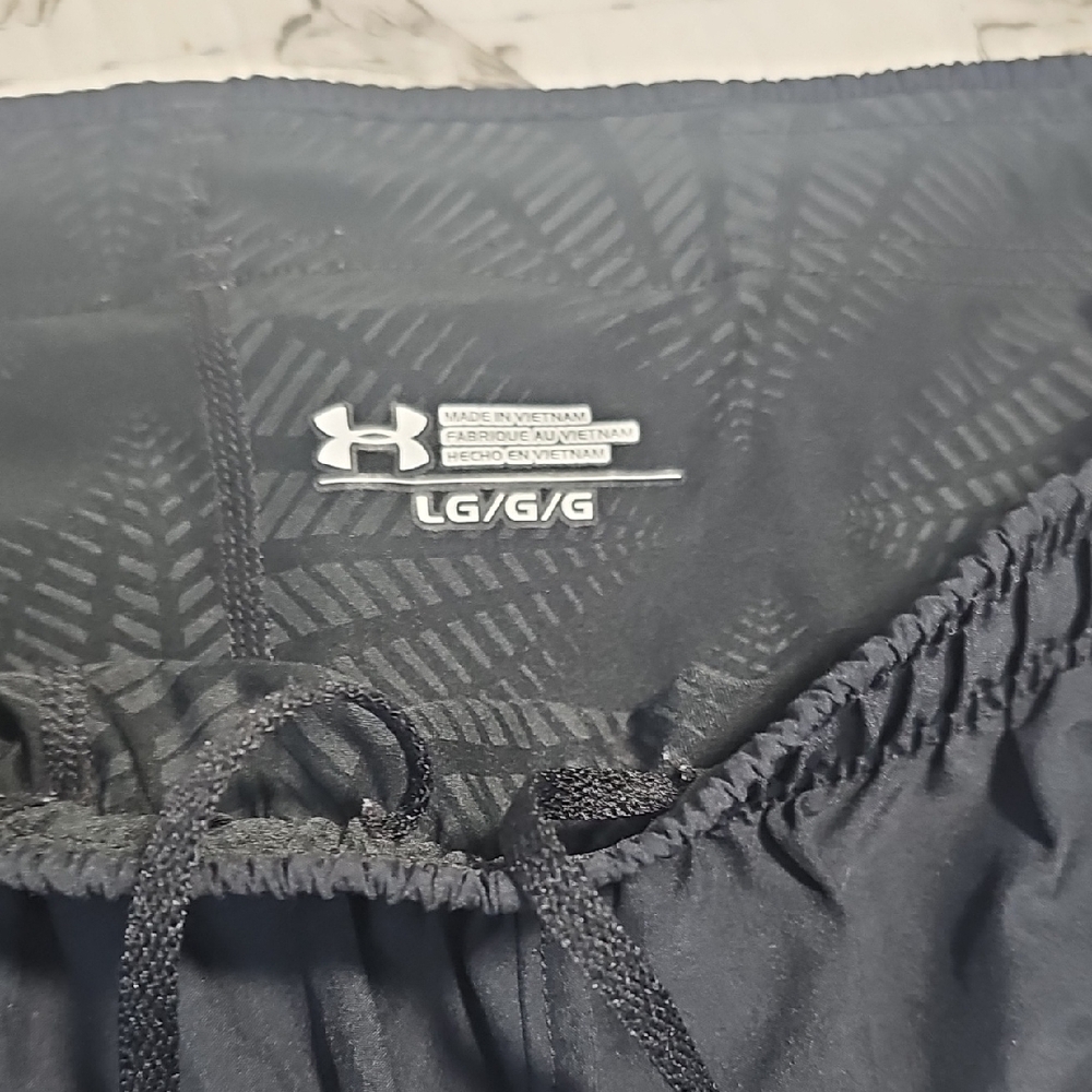 Under Armour Black & Silver Shorts Heatgear W/ Liner Shorts And Zippered Pocket - Picture 2 of 4